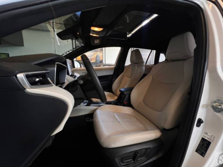 TOYOTA - COROLLA - 2022/2023 - Branca - R$ 165.900,00