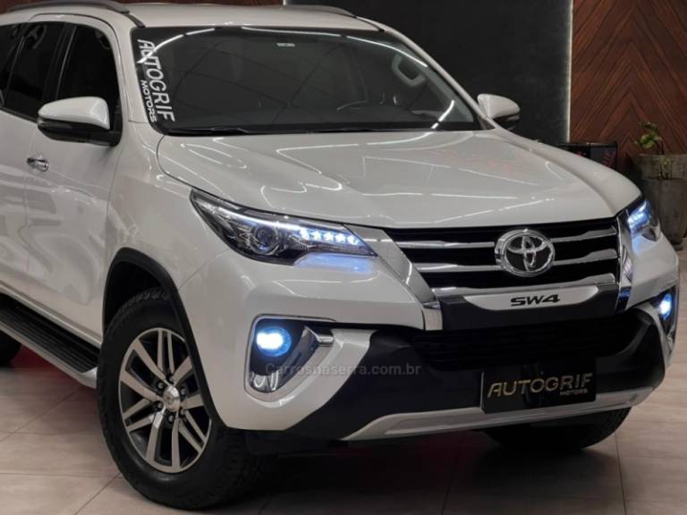 TOYOTA - HILUX SW4 - 2020/2020 - Branca - R$ 249.900,00
