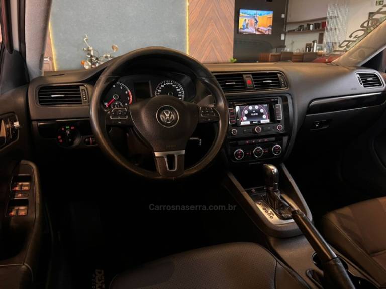VOLKSWAGEN - JETTA - 2012/2013 - Branca - R$ 65.900,00