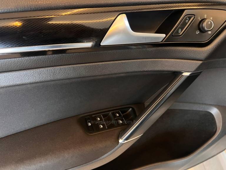 VOLKSWAGEN - GOLF - 2015/2015 - Prata - R$ 86.900,00