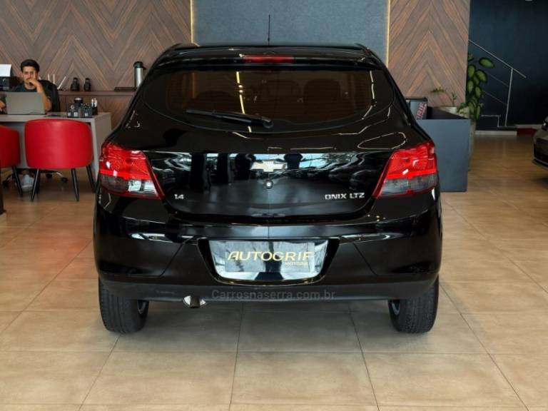 CHEVROLET - ONIX - 2014/2014 - Preta - R$ 51.900,00