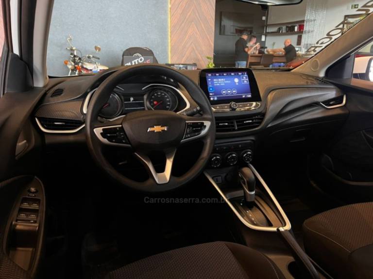 CHEVROLET - ONIX - 2022/2023 - Branca - R$ 81.900,00
