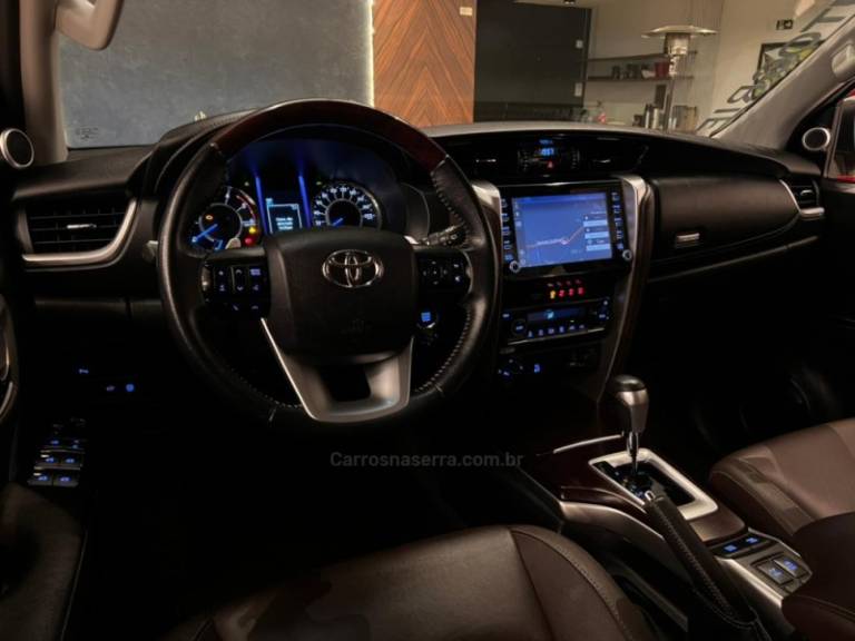 TOYOTA - HILUX SW4 - 2020/2020 - Branca - R$ 249.900,00