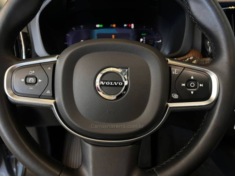 VOLVO - XC60 - 2022/2023 - Cinza - R$ 298.900,00