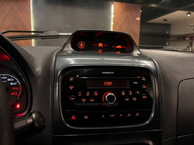 FIAT - PALIO - 2015/2015 - Vermelha - R$ 49.900,00