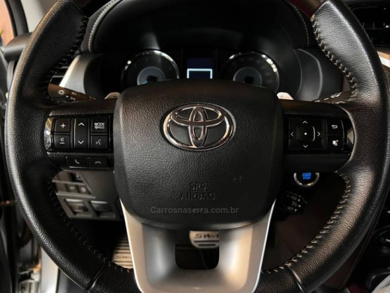 TOYOTA - HILUX SW4 - 2018/2019 - Prata - R$ 239.900,00