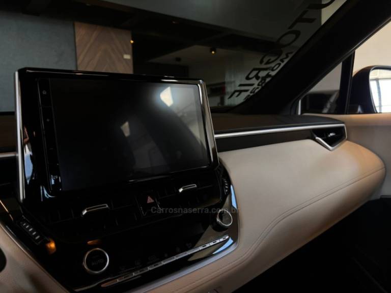 TOYOTA - COROLLA - 2022/2023 - Branca - R$ 165.900,00