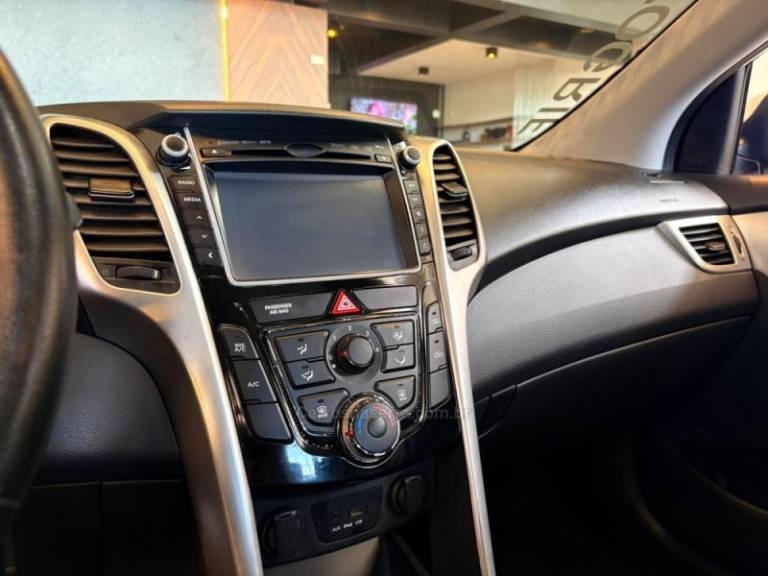 HYUNDAI - I30 - 2015/2015 - Branca - R$ 74.900,00