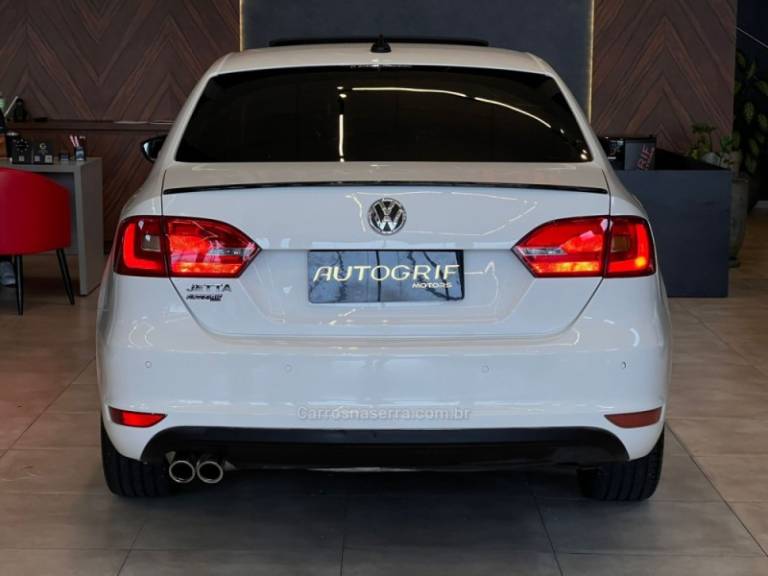 VOLKSWAGEN - JETTA - 2012/2013 - Branca - R$ 65.900,00