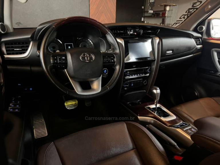 TOYOTA - HILUX SW4 - 2018/2019 - Prata - R$ 239.900,00