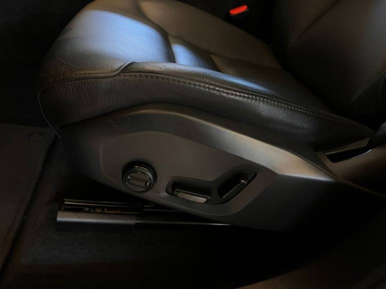 VOLVO - XC60 - 2022/2023 - Cinza - R$ 298.900,00