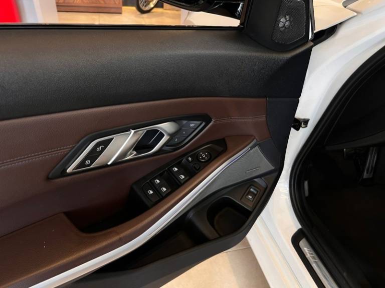 BMW - 330I - 2019/2019 - Branca - R$ 229.900,00