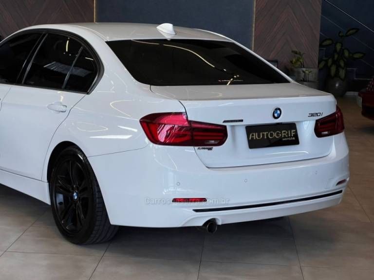 BMW - 320I - 2017/2018 - Branca - R$ 129.900,00