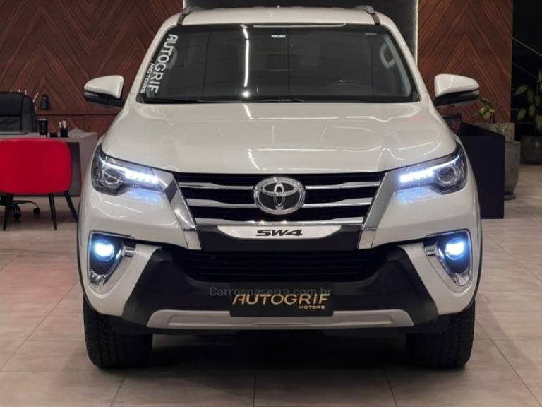 TOYOTA - HILUX SW4 - 2020/2020 - Branca - R$ 249.900,00