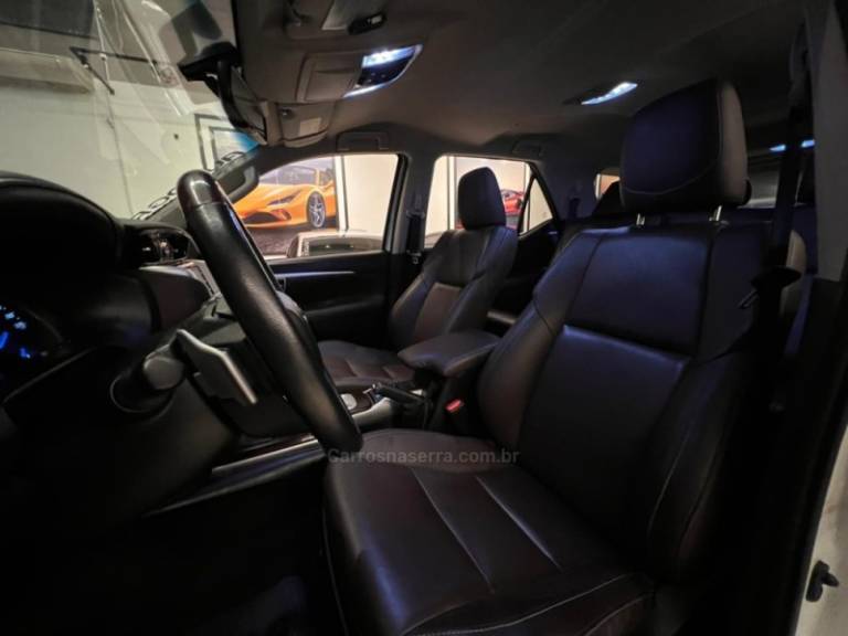 TOYOTA - HILUX SW4 - 2020/2020 - Branca - R$ 249.900,00