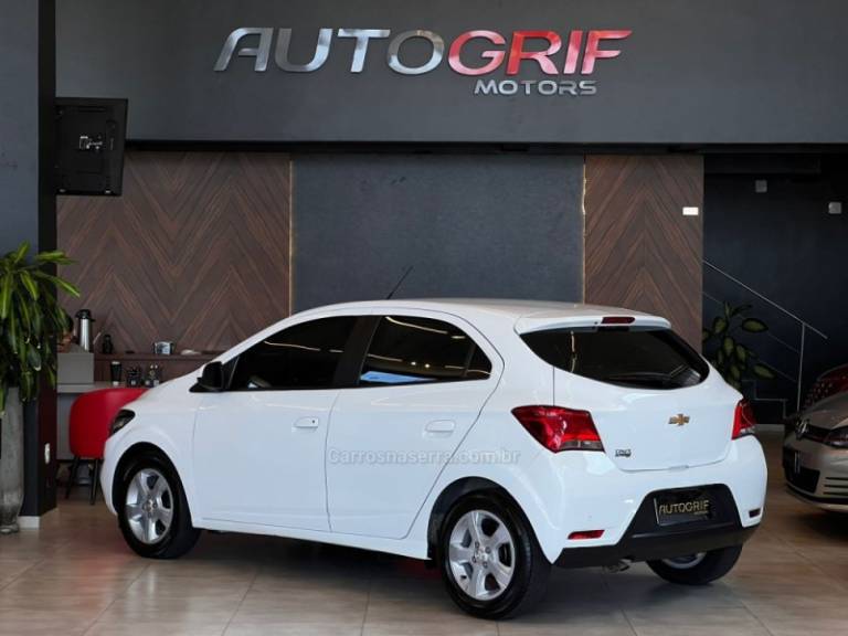 CHEVROLET - ONIX - 2018/2019 - Branca - R$ 62.900,00