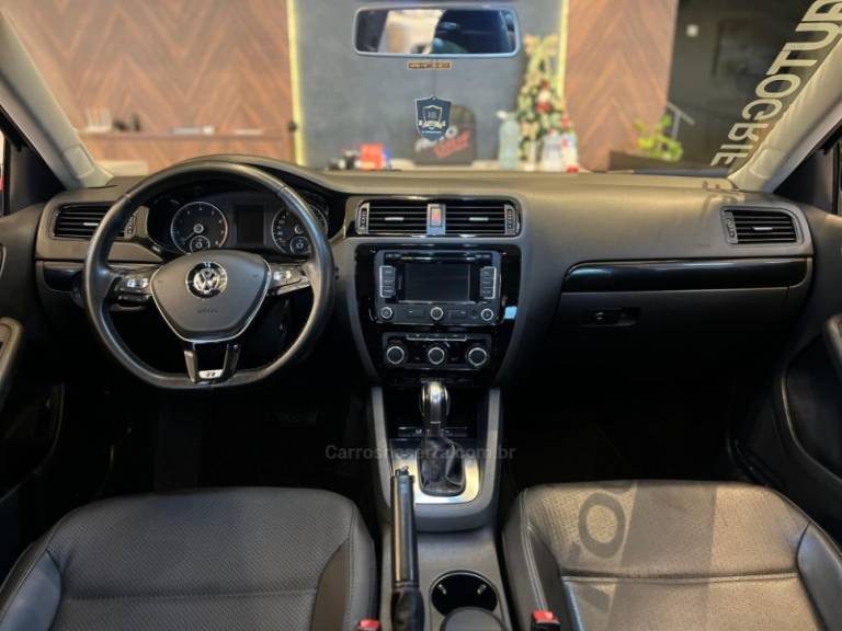 VOLKSWAGEN - JETTA - 2012/2013 - Preta - R$ 68.900,00