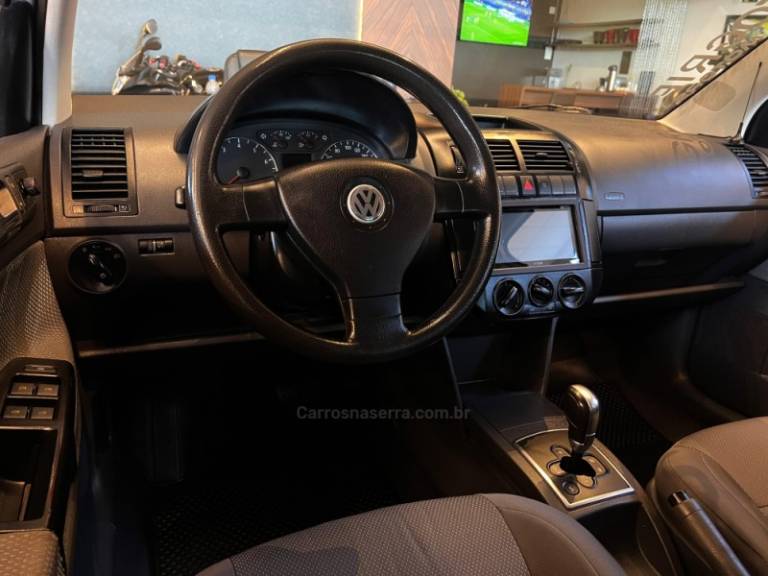 VOLKSWAGEN - POLO SEDAN - 2009/2010 - Prata - R$ 36.900,00