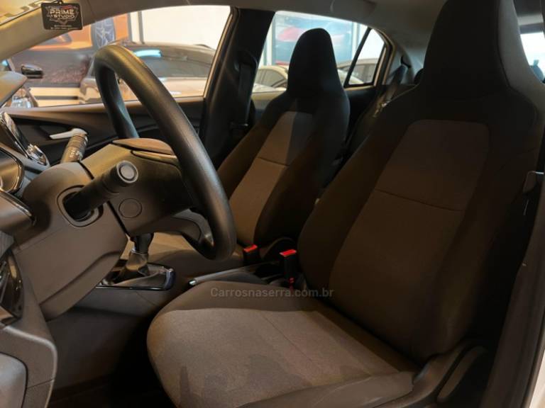CHEVROLET - ONIX - 2021/2022 - Branca - R$ 69.900,00