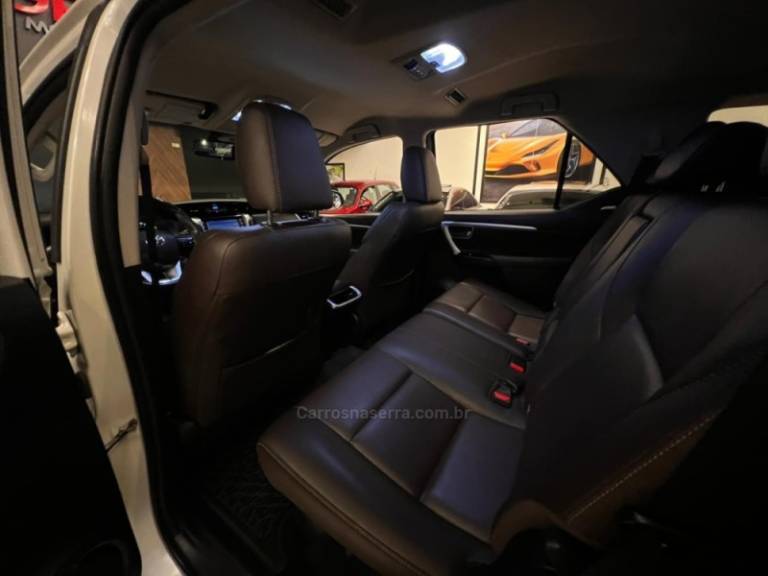 TOYOTA - HILUX SW4 - 2020/2020 - Branca - R$ 249.900,00