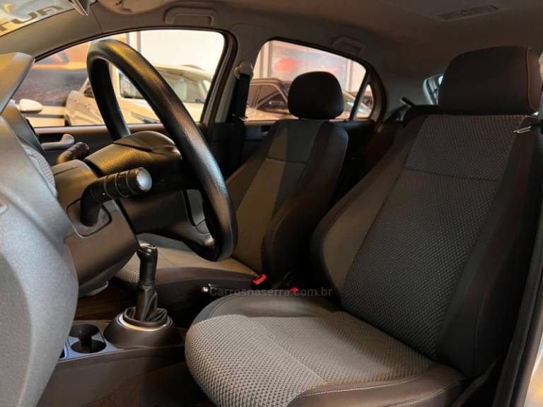 VOLKSWAGEN - GOL - 2010/2011 - Prata - R$ 36.900,00