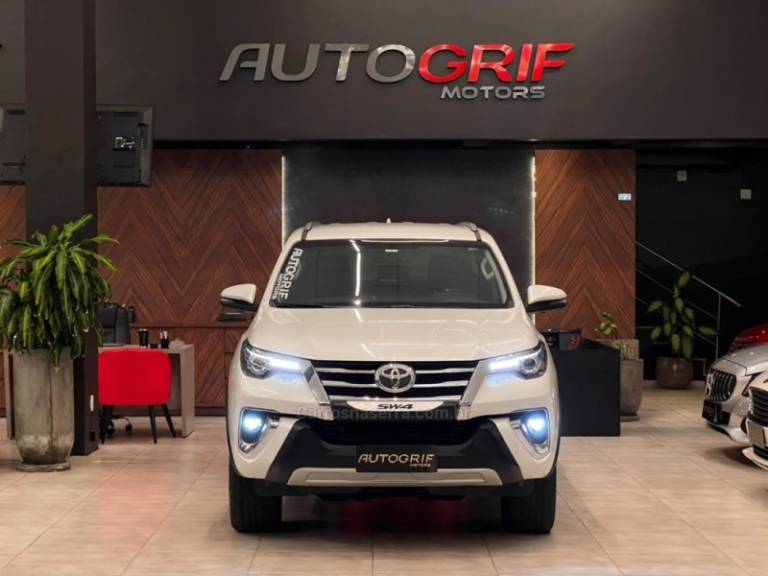 TOYOTA - HILUX SW4 - 2020/2020 - Branca - R$ 249.900,00