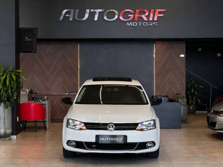 VOLKSWAGEN - JETTA - 2012/2013 - Branca - R$ 65.900,00