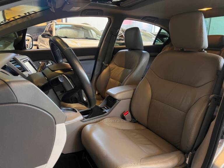 HONDA - CIVIC - 2013/2014 - Prata - R$ 79.900,00