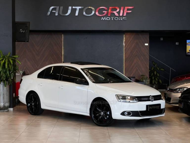 VOLKSWAGEN - JETTA - 2012/2013 - Branca - R$ 65.900,00