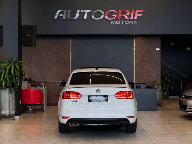 VOLKSWAGEN - JETTA - 2012/2013 - Branca - R$ 65.900,00