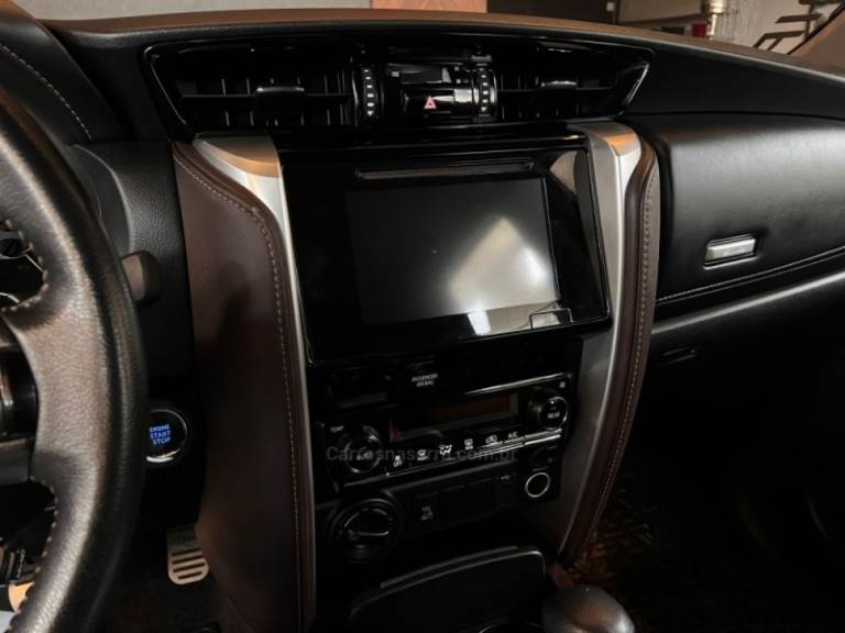 TOYOTA - HILUX SW4 - 2018/2019 - Prata - R$ 239.900,00