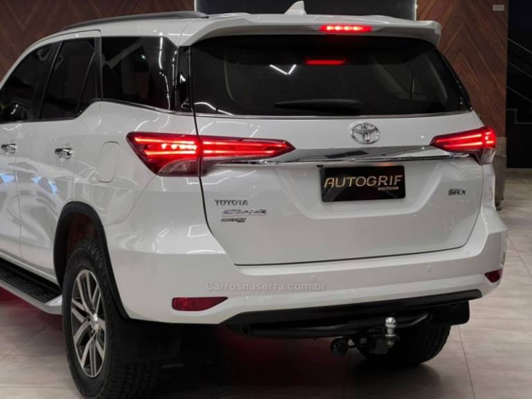 TOYOTA - HILUX SW4 - 2020/2020 - Branca - R$ 249.900,00