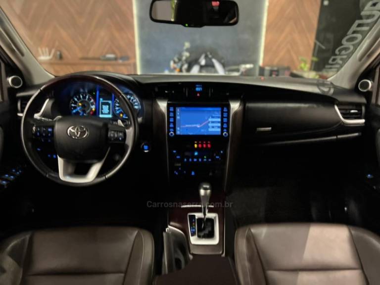 TOYOTA - HILUX SW4 - 2020/2020 - Branca - R$ 249.900,00