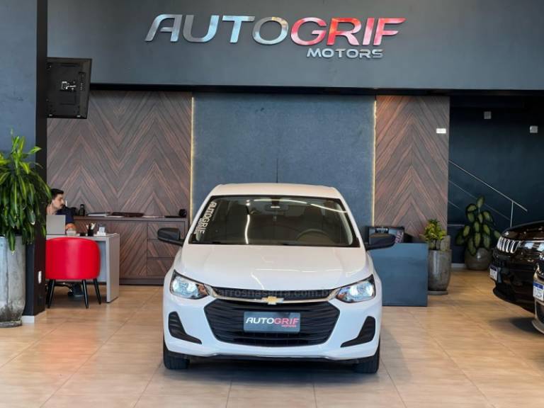 CHEVROLET - ONIX - 2021/2022 - Branca - R$ 69.900,00