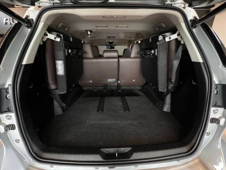 TOYOTA - HILUX SW4 - 2018/2019 - Prata - R$ 239.900,00