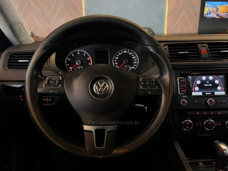 VOLKSWAGEN - JETTA - 2012/2013 - Branca - R$ 65.900,00