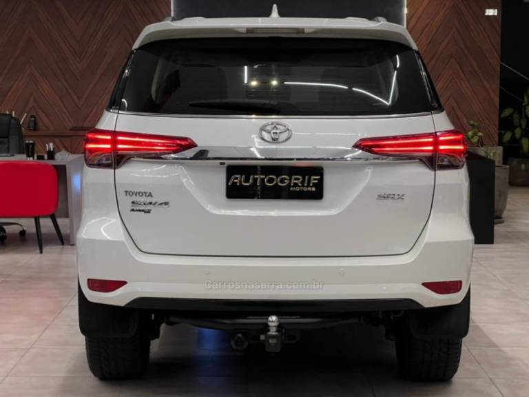 TOYOTA - HILUX SW4 - 2020/2020 - Branca - R$ 249.900,00
