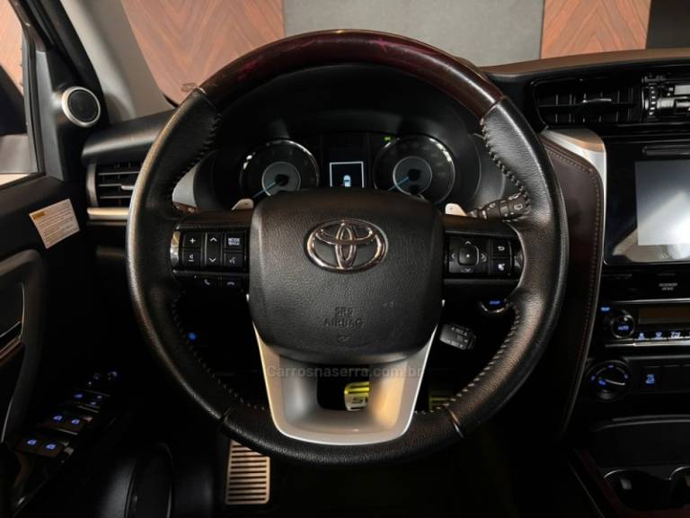 TOYOTA - HILUX SW4 - 2018/2019 - Prata - R$ 239.900,00