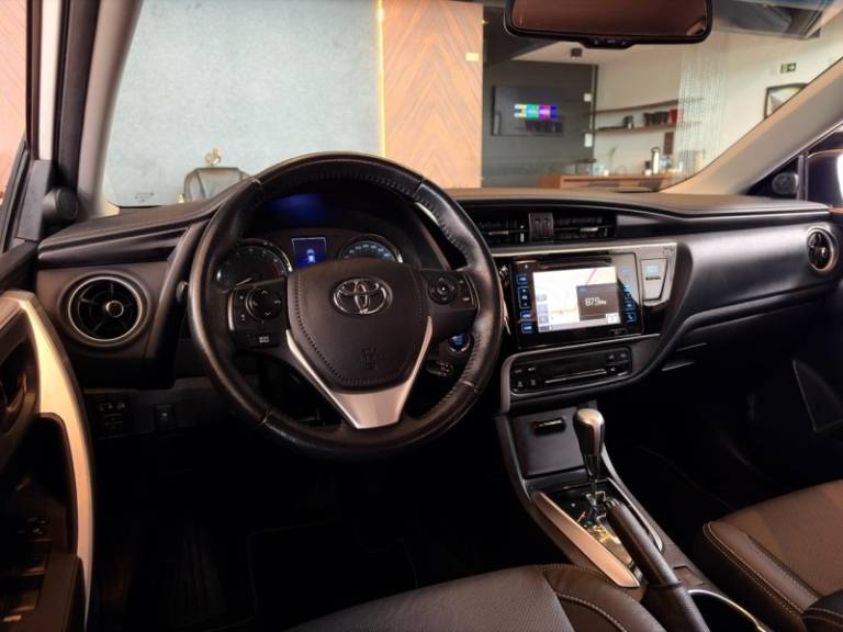 TOYOTA - COROLLA - 2019/2019 - Branca - R$ 105.900,00