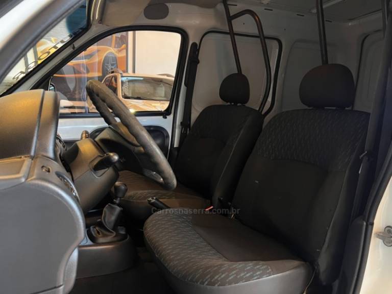 RENAULT - KANGOO - 2015/2016 - Branca - R$ 47.900,00
