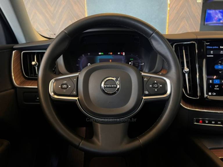VOLVO - XC60 - 2022/2023 - Cinza - R$ 298.900,00