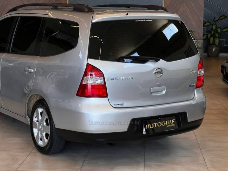 NISSAN - GRAND LIVINA - 2010/2010 - Prata - R$ 38.900,00