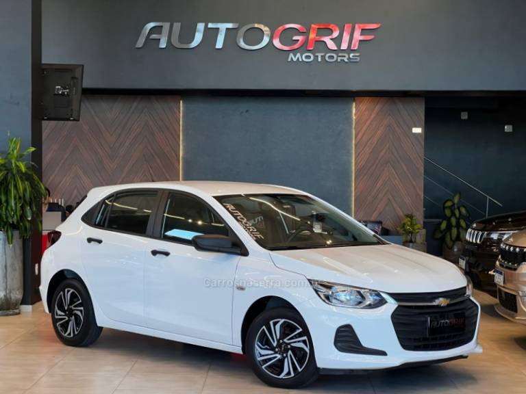 CHEVROLET - ONIX - 2021/2022 - Branca - R$ 69.900,00