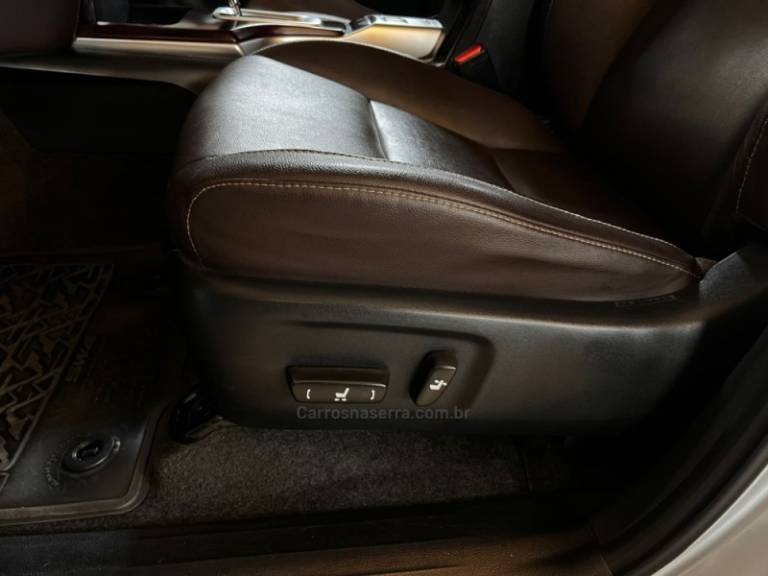 TOYOTA - HILUX SW4 - 2018/2019 - Prata - R$ 239.900,00