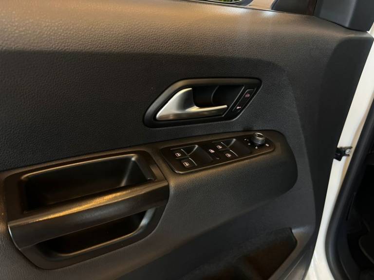 VOLKSWAGEN - AMAROK - 2022/2023 - Branca - R$ 208.900,00