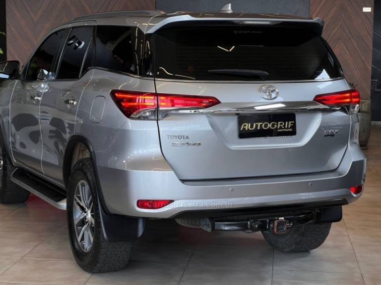 TOYOTA - HILUX SW4 - 2018/2019 - Prata - R$ 239.900,00