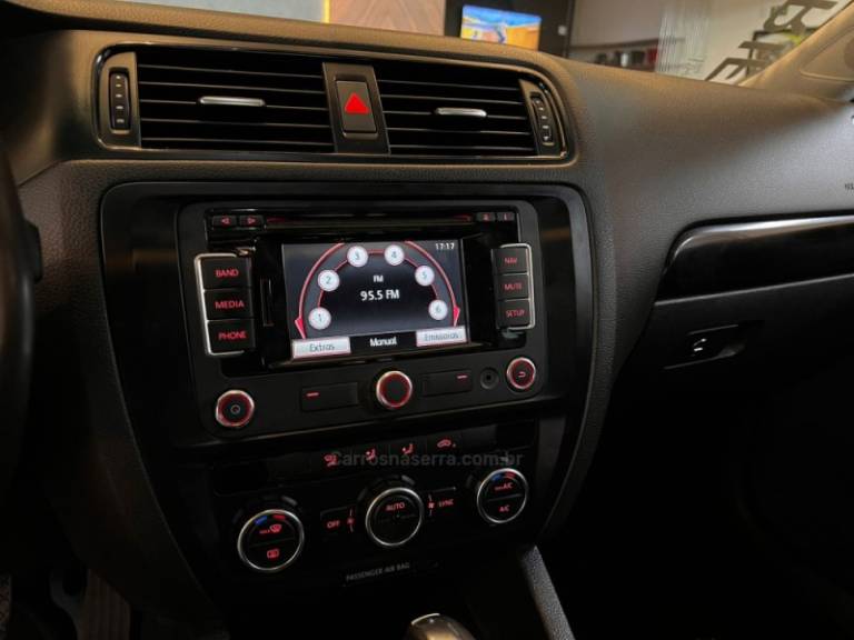 VOLKSWAGEN - JETTA - 2012/2013 - Branca - R$ 65.900,00