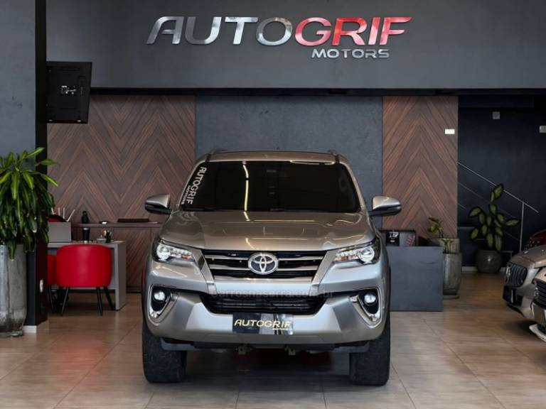 TOYOTA - HILUX SW4 - 2018/2019 - Prata - R$ 239.900,00