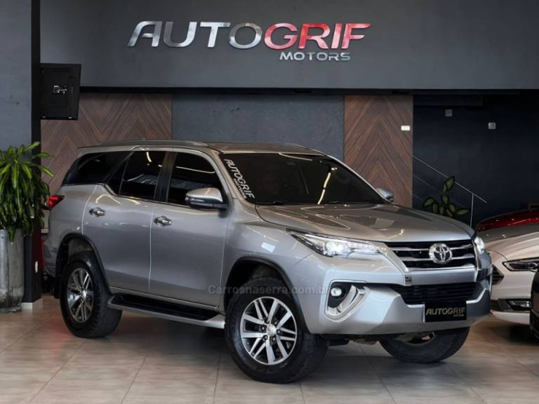 TOYOTA - HILUX SW4 - 2018/2019 - Prata - R$ 239.900,00