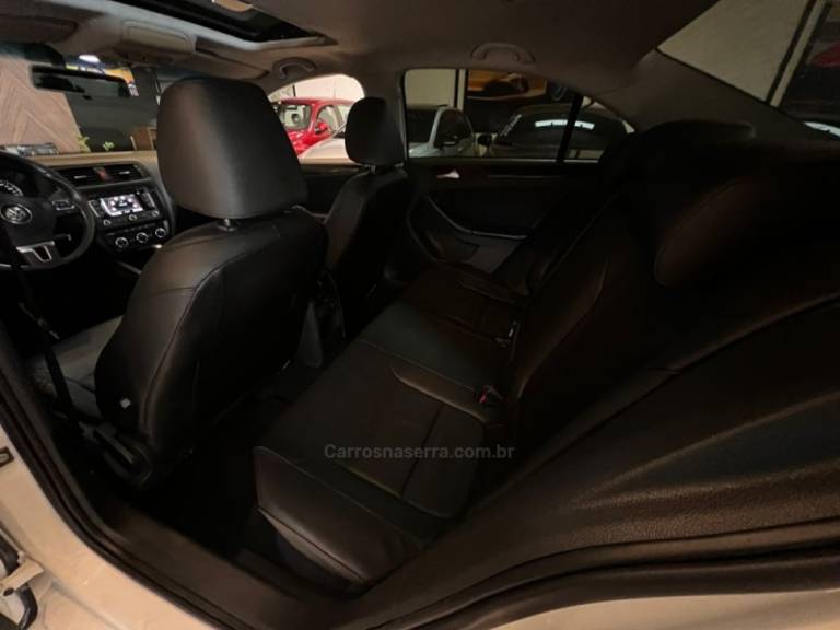 VOLKSWAGEN - JETTA - 2012/2013 - Branca - R$ 65.900,00